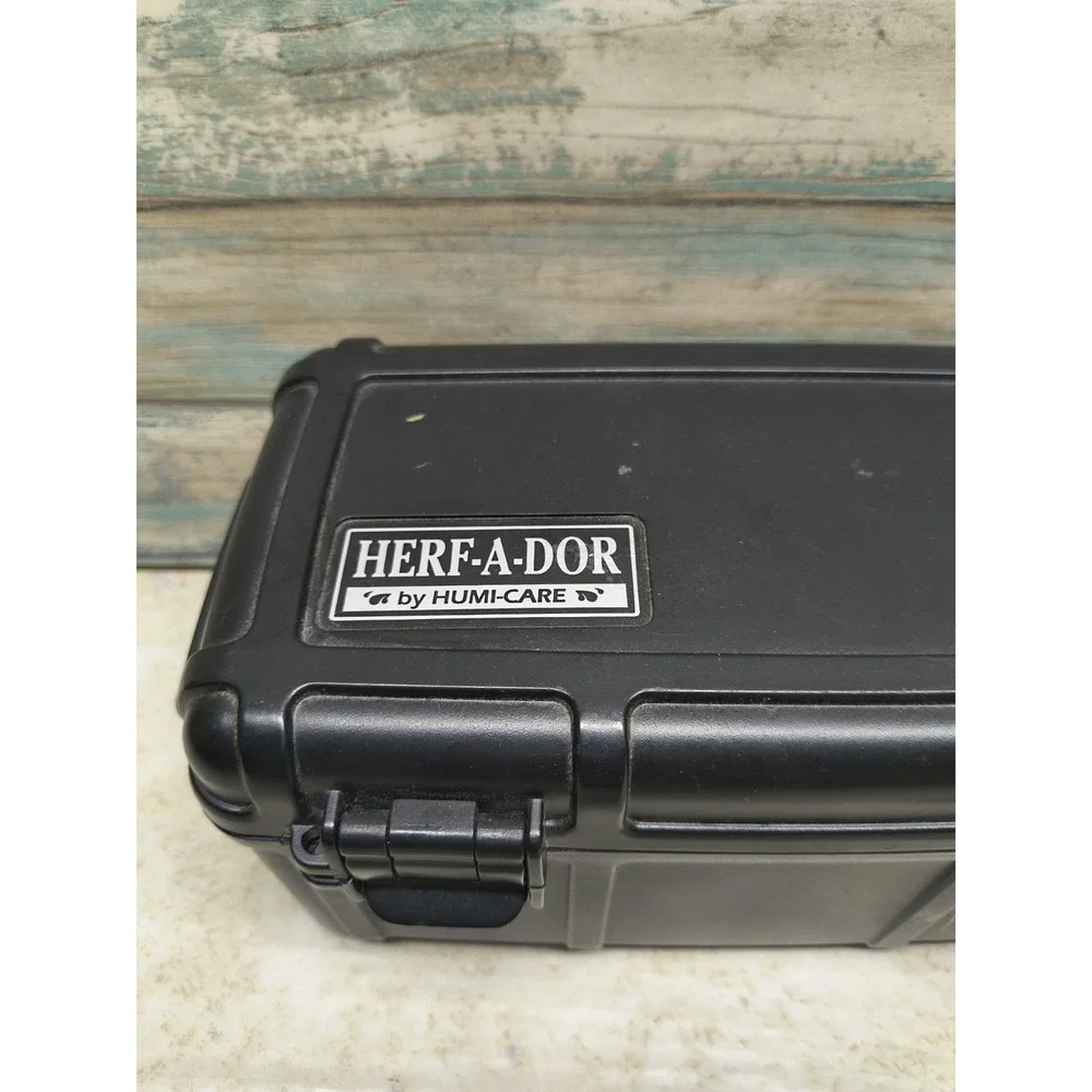 Black Hard Sided Herf-A-Dor Five Cigar‎ Carrying Case